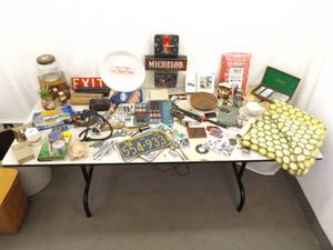 lot 100 image: Large Lot of Misc Collectibles
