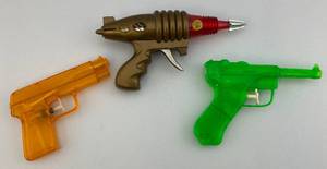 lot 51 image: 1970s Ray Gun Razor Friction With Sparks & Vintage Water Guns
