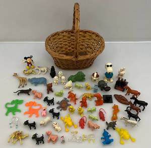 lot 56 image: Misc. Vintage Rubber & Plastic Miniatures