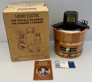 lot 156 image: Vintage Sterling 5 Quart Ice Cream Freezer