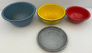 lot 192 image: Misc. Vintage Enamelware Items