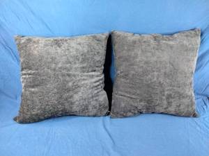 lot 170 image: New 2pk Chenille Square Throw Pillows - Threshold 24x24