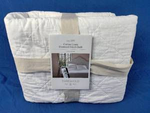 lot 175 image: New White Washed Cotton Sateen Quilt - Threshold Full Queen