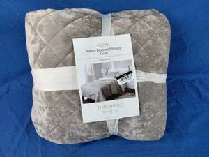 lot 177 image: New Threshold Luxe Diamond Stitch Velvet Quilt - FullQueen