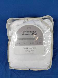 lot 178 image: New Cool Touch Mattress Pad - Threshold Twin Size