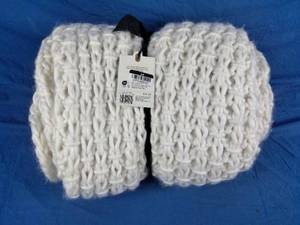 lot 194 image: New Beige Chunky Knit Throw Blanket - Hearth & Hand with Magnolia Dimensions (Overall) 60 Inches (L), 50 Inches (W)