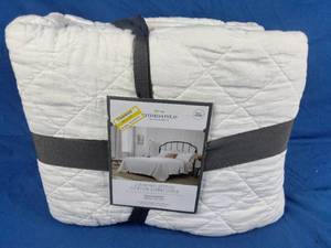 lot 195 image: New Diamond Stitch Cotton Linen Quilt - Threshold Full  Queen Size