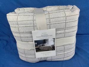 lot 204 image: New Flannel Windowpane Quilt - Threshold Full  Queen
