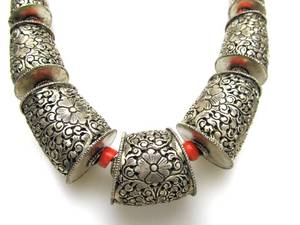 lot 1 image: Large Chunky Vintage Handmade Tibetan Necklace