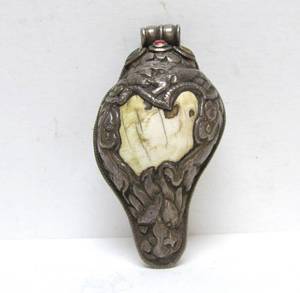 lot 7 image: Old Vintage Tibetan Silver Conch Shell Pendant wInset Gemstones