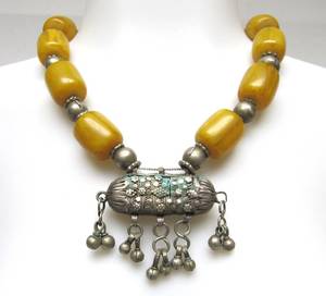 lot 28 image: Vintage Yemeni Amulet Pendant wLarge Amber Beads