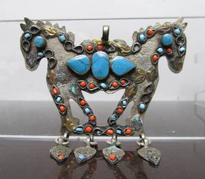 lot 37 image: Vintage Yomud Turkman Double Horse Pendant