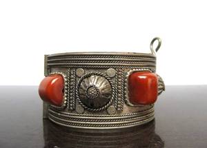 lot 18 image: Old Vintage Israeli Hinged Bracelet