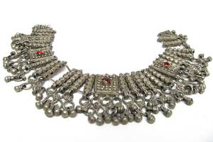 lot 50 image: Lovely Ornate Yemeni Choker Necklace