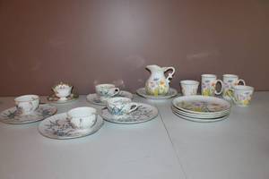 lot 2 image: Lot of China pieces