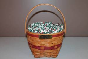 lot 9 image: Longaberger 1994 Jingle Bell Basket