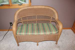 lot 19 image: Wicker Loveseat