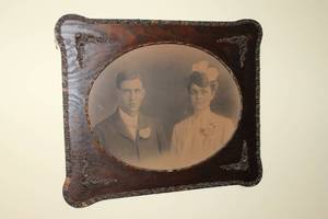 lot 21 image: Antique Photo in Beautiful Frame
