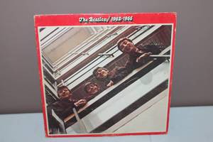 lot 26 image: Beatles 1962-1966 Record Album