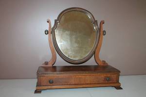 lot 28 image: Dresser Top Mirror and Dresser