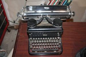 lot 68 image: Royal Typewriter