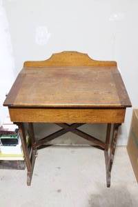 lot 90 image: Childrens Desk