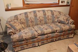 lot 98 image: Vintage Sofa