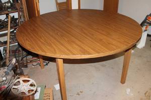 lot 99 image: Large Round Table