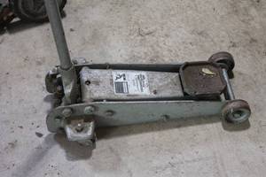 lot 1-141 image: Napa 2-Ton Floor Jack