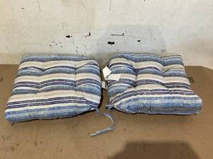 lot 320 image: Set of 2 Outdoor Patio Cushions