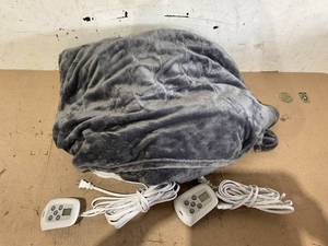 lot 345 image: Grey Heated Blanket, Measures 100 x 90