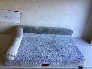 lot 500 image: Grey Dog Bed, Measures 40 x 29