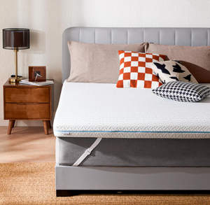 lot 396 image: Dreamsmith 3 Inch Memory Foam Mattress Topper Queen