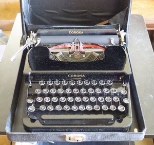 lot 35 image: Vintage Corona Typewriter in CaseTypewriter is MINT