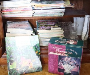 lot 45 image: Florentine Fan Vase, Vintage Vases, Magazines Etc.