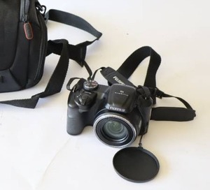 lot 72 image: FujiFilm 36X FinePix S Digital Camera S8650