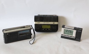 lot 98 image: Public Alert Radio, SI Projection Clock, Realistic AMFM Transistor Radio