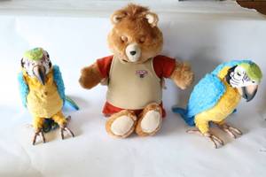 lot 193 image: Vintage Automated Toys...1995 Teddy Ruxpin(needs wiring), FurReal Squawkers McCaw 16 Functional Interactive Parrots...
