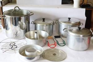 lot 286 image: Kitchen Cooking EssentialsStock Pot, Canner, Bundt Pan Etc