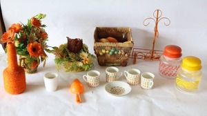 lot 292 image: MCM Collectible Porcelain Plastic Metal DeCor Etc