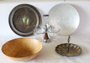lot 307 image: MCM Relish Dip Condiment Caddy Carousel, Hammered Aluminum Footed Tray Everlast EM-15 Tripod Bowl, 1960s Abaca Grain-ware Woven Fiber Salad Serving Bowl Etc