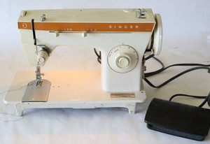 lot 22 image: Vintage Singer 247 Zig Zag Sewing Machine wFoot Pedal...