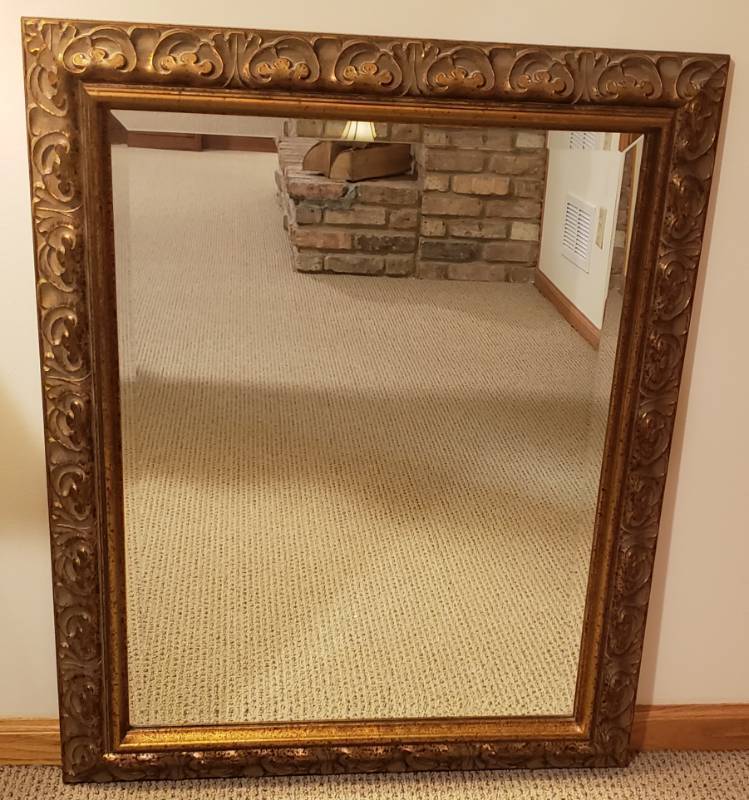 lot 37 image: Lovely Gold Tone Framed Mirror