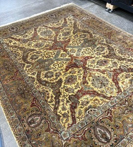 lot 34 image: Beautiful Large Rug