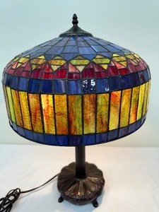 lot 32 image: Tiffany Style Table Lamp