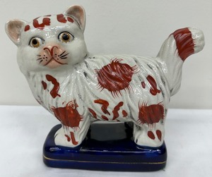 lot 61 image: Staffordshire Chinese Cat Figurine