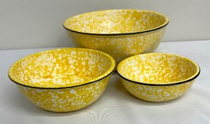 lot 86A image: Three Vintage Stangl Pottery Town and Country Nesting Bowls