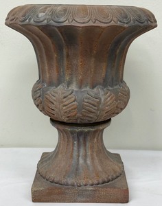 lot 115 image: Decorative Clay Planter