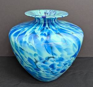 lot 130 image: Large Vintage Blue Swirled Murano Glass Vase