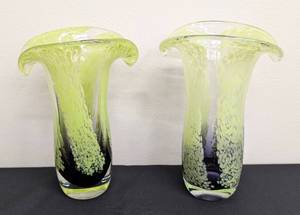 lot 147 image: Pair of Small Blown Glass Tulip Vases
